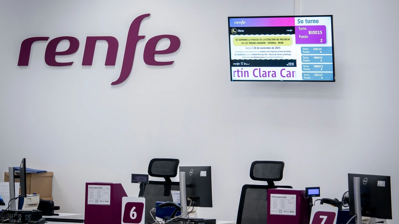 Espera un rato a que Renfe le atienda y alucina cuando pide una hoja de reclamaciones: 