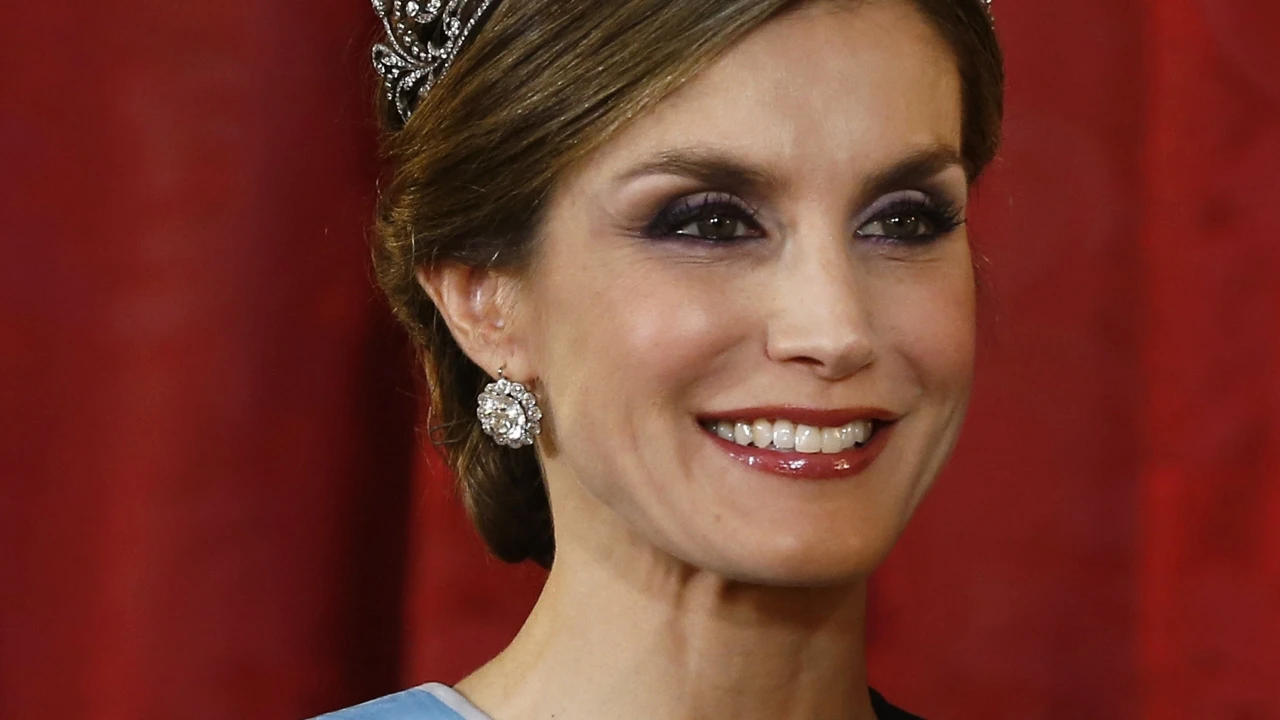 Exclusiva: Doña Letizia cede la diadema flor de lis a una exposición sobre «Ena»
