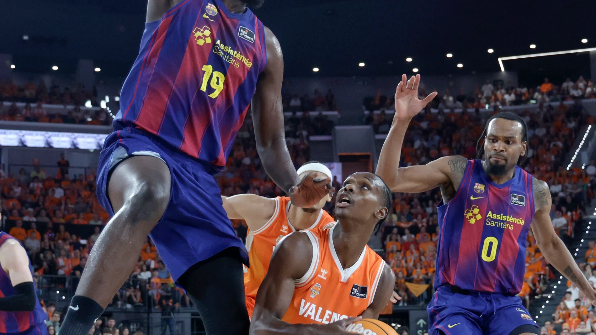 El Valencia devora al Barça para empatar la final de la Liga Endesa