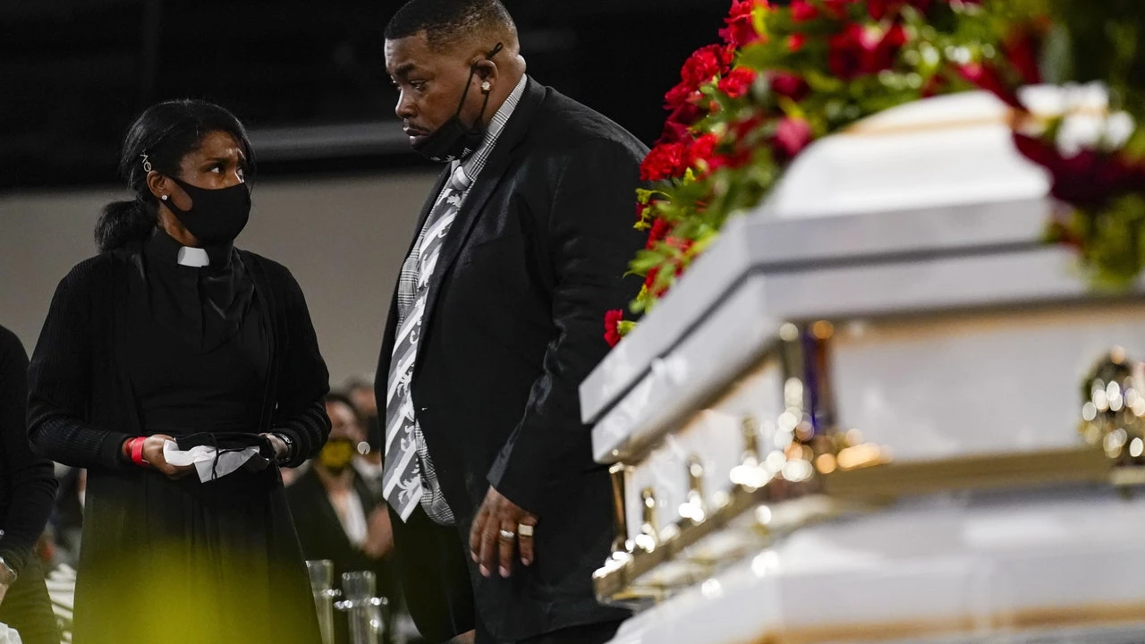 Un hombre finge su propio funeral para descubrir quién realmente se preocupa por él