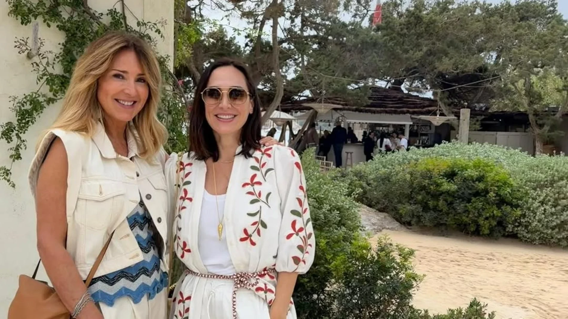 Carolina Molas (suegra de Tamara Falcó) confirma cuál es la maleta perfecta para Ibiza después de los 50: pantalones blancos, chaleco denim y el look más elegante del verano