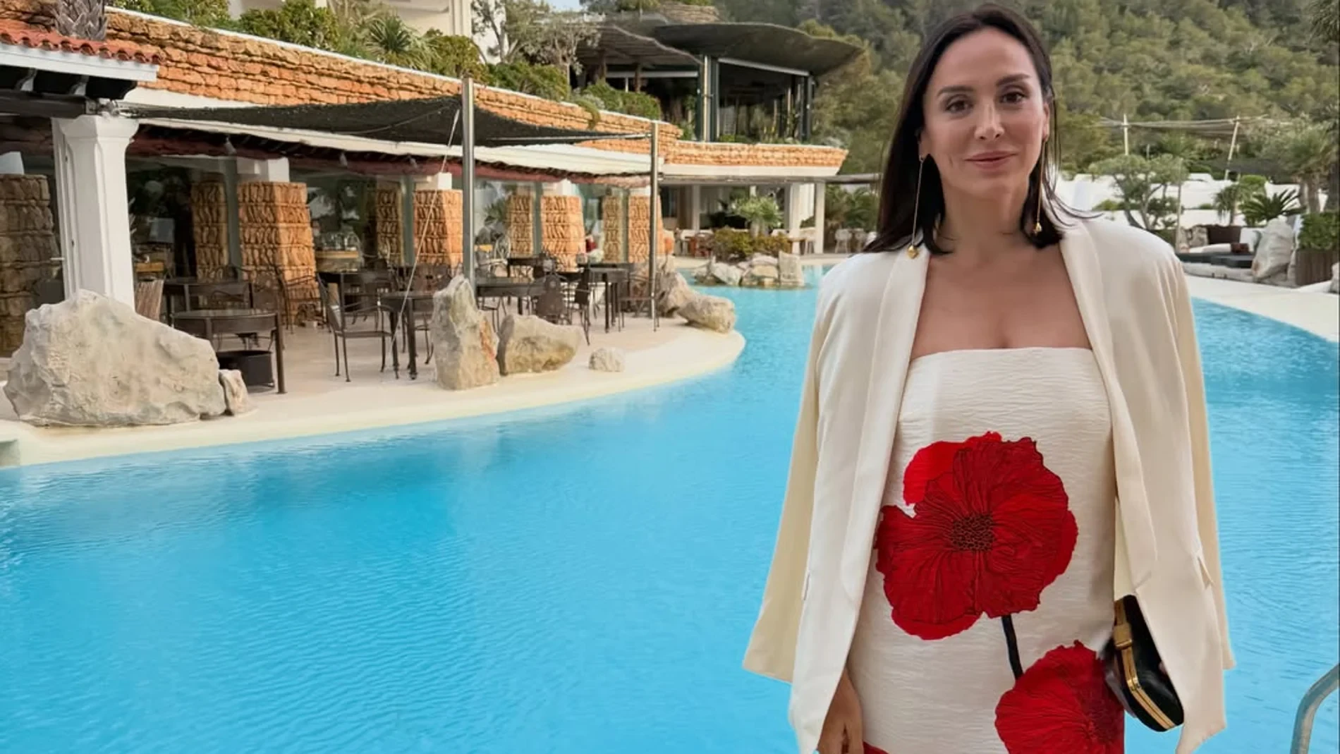 Tamara Falcó confirma cuál es el vestido de invitada más elegante del verano en Ibiza: palabra de honor, flores rojas y sello español