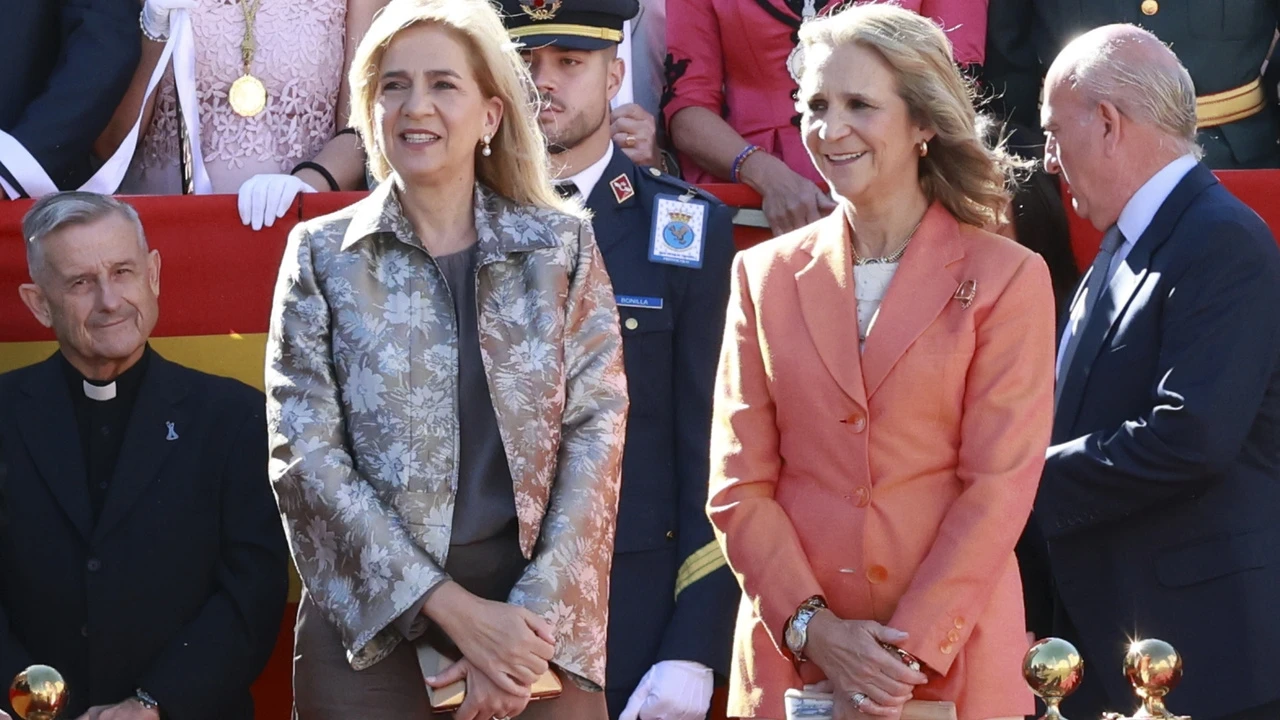 Las Infantas Elena y Cristina reaparecen juntas en Torrejón de Ardoz con dos looks opuestos de estilo clásico