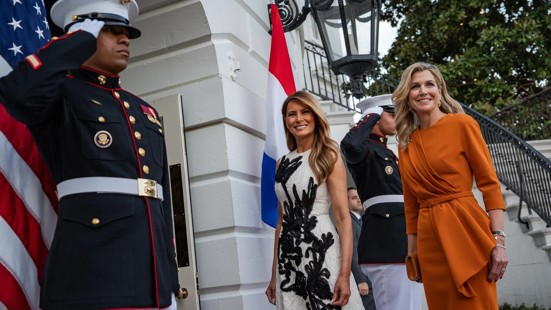 Melania Trump vs Máxima de Holanda: el duelo de estilo en la Casa Blanca que eleva el vestido midi a icono de primavera