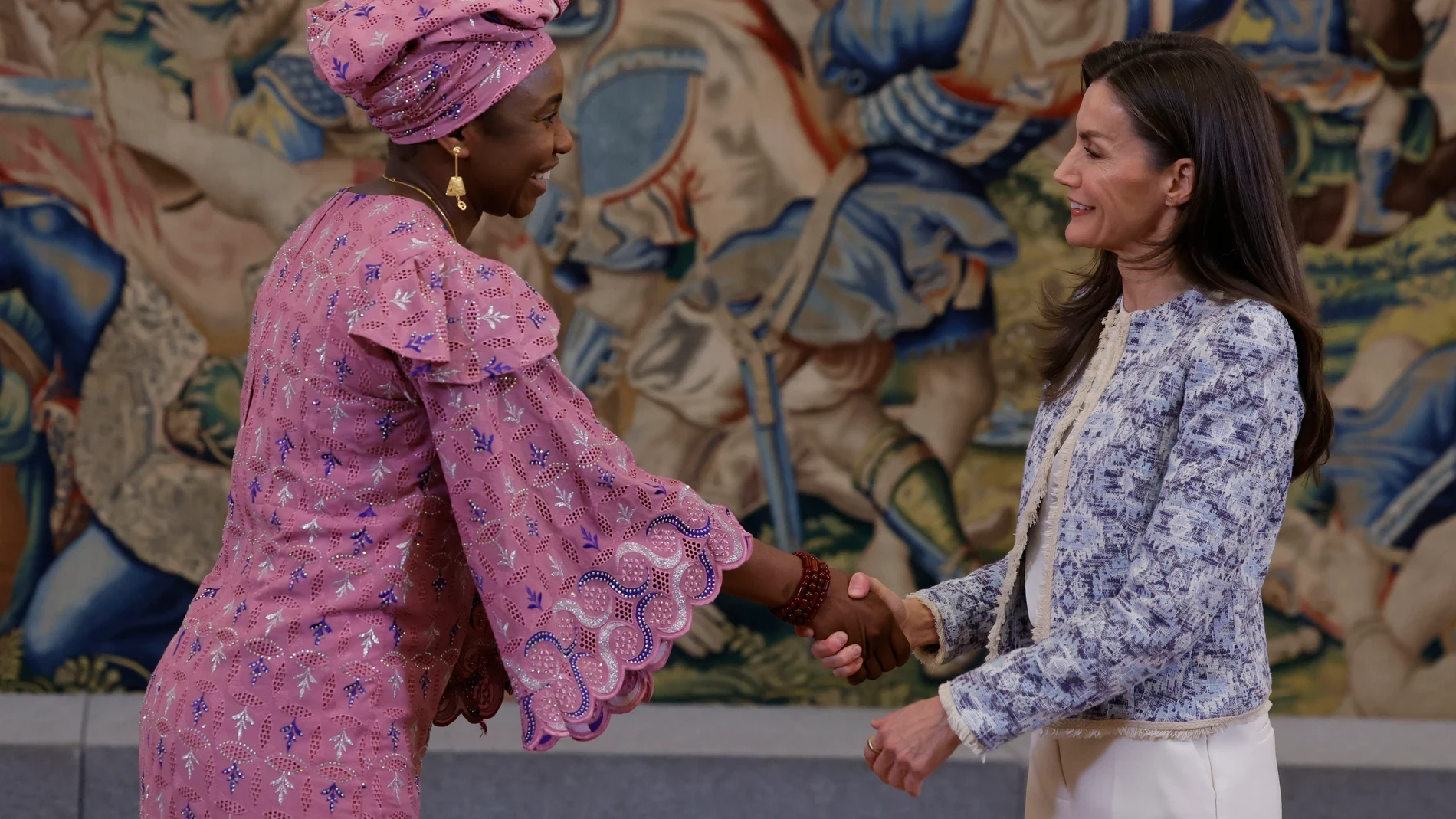 La Reina Letizia demuestra que el mejor fondo de armario existe: rescata una chaqueta de Mango de hace 13 años en Zarzuela