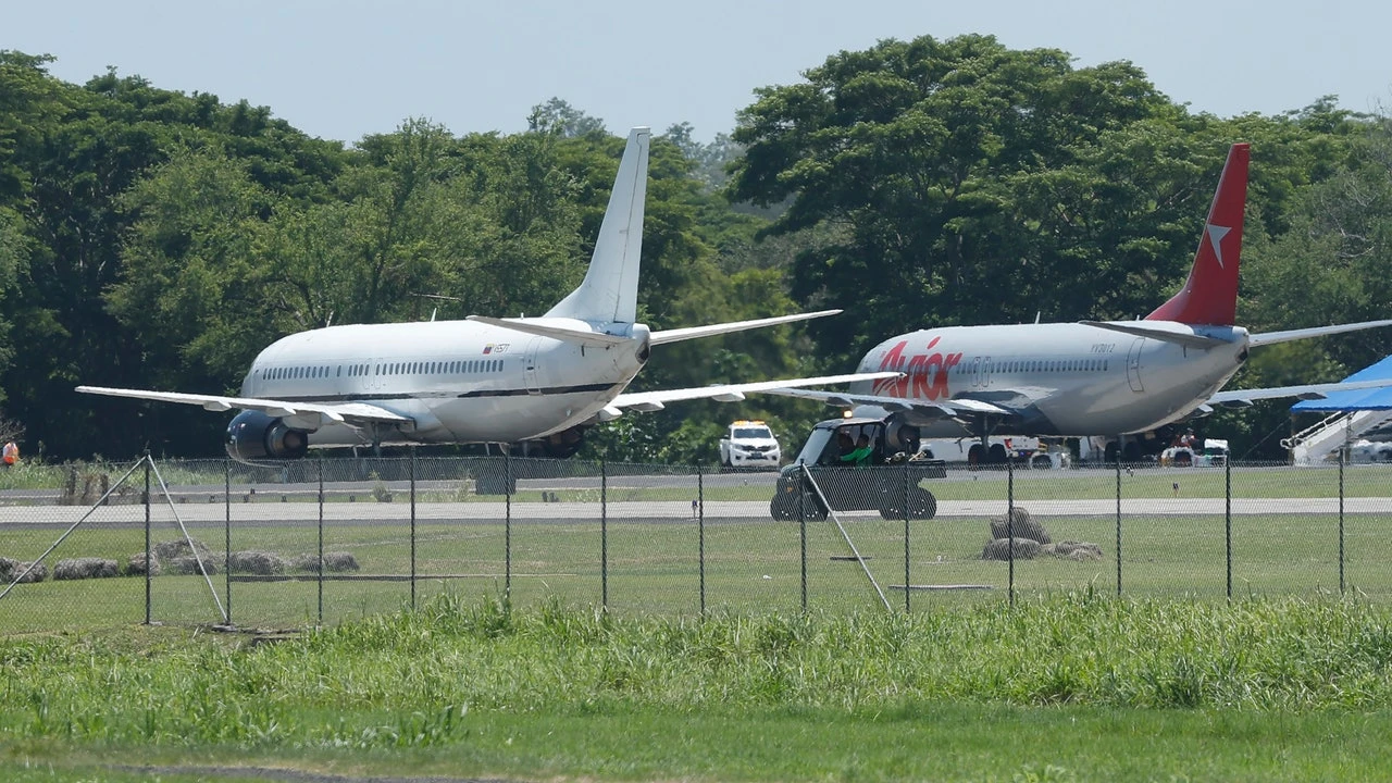 Atan a un pasajero borracho en un avión después de que una azafata se negase a servirle más alcohol
