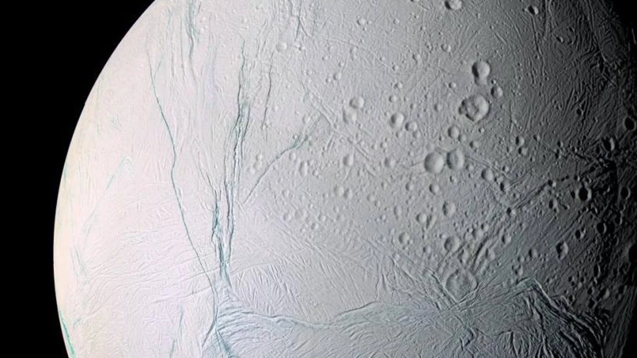Ni Marte ni Europa: el descubrimiento en esta luna de Saturno que confirma la gran sospecha sobre la vida extraterrestre
