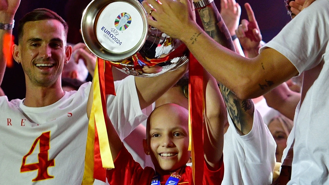 Sigue la lucha de la niña con sarcoma de Ewing que levantó la Eurocopa con la Selección: 