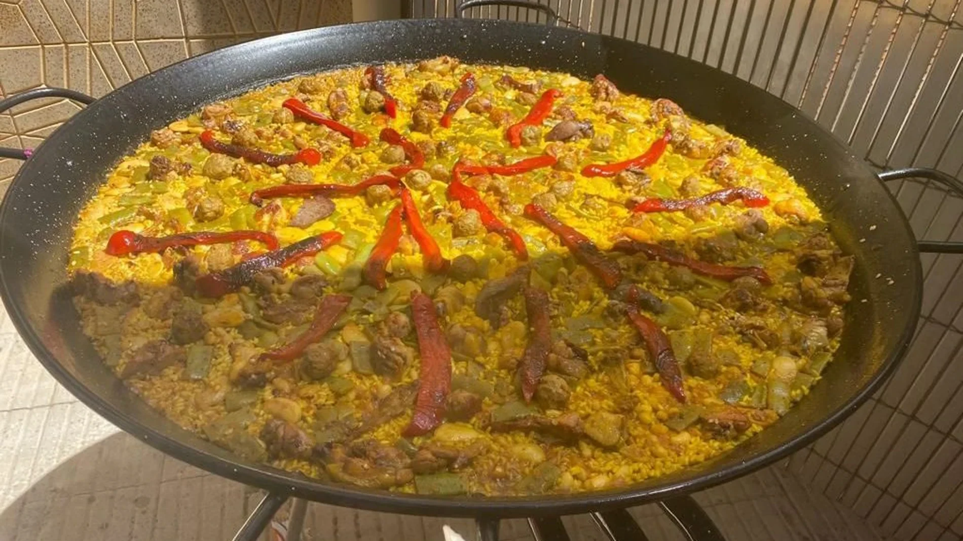 La respuesta de un restaurante a una crítica que ha generado debate en redes: “Nos habéis devuelto la paella vacía”