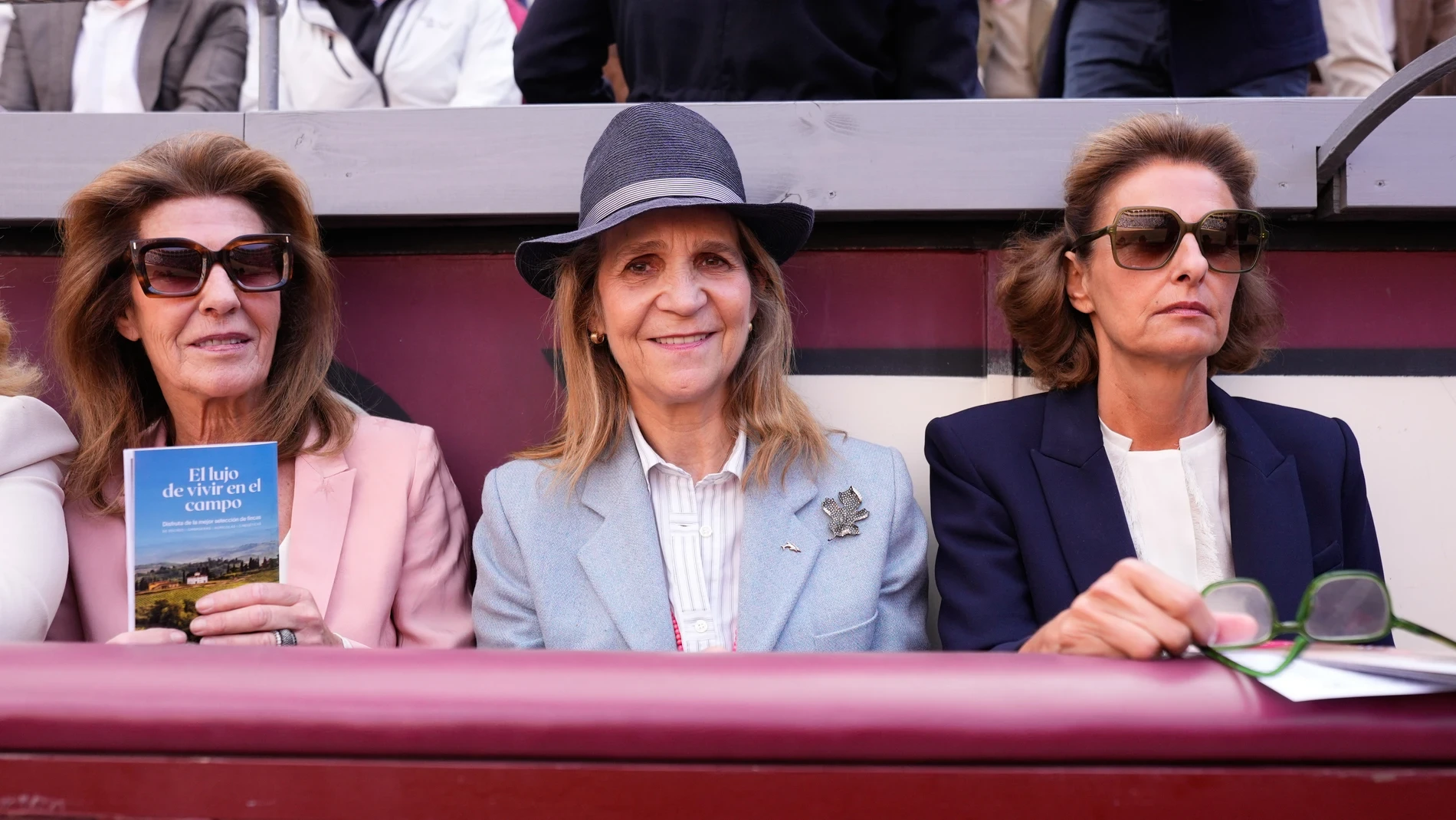 La Infanta Elena vuelve a apostar por su sombrero favorito en Las Ventas: blazer azul empolvado, pantalones blancos y look clásico tras su fin de semana en Sanxenxo