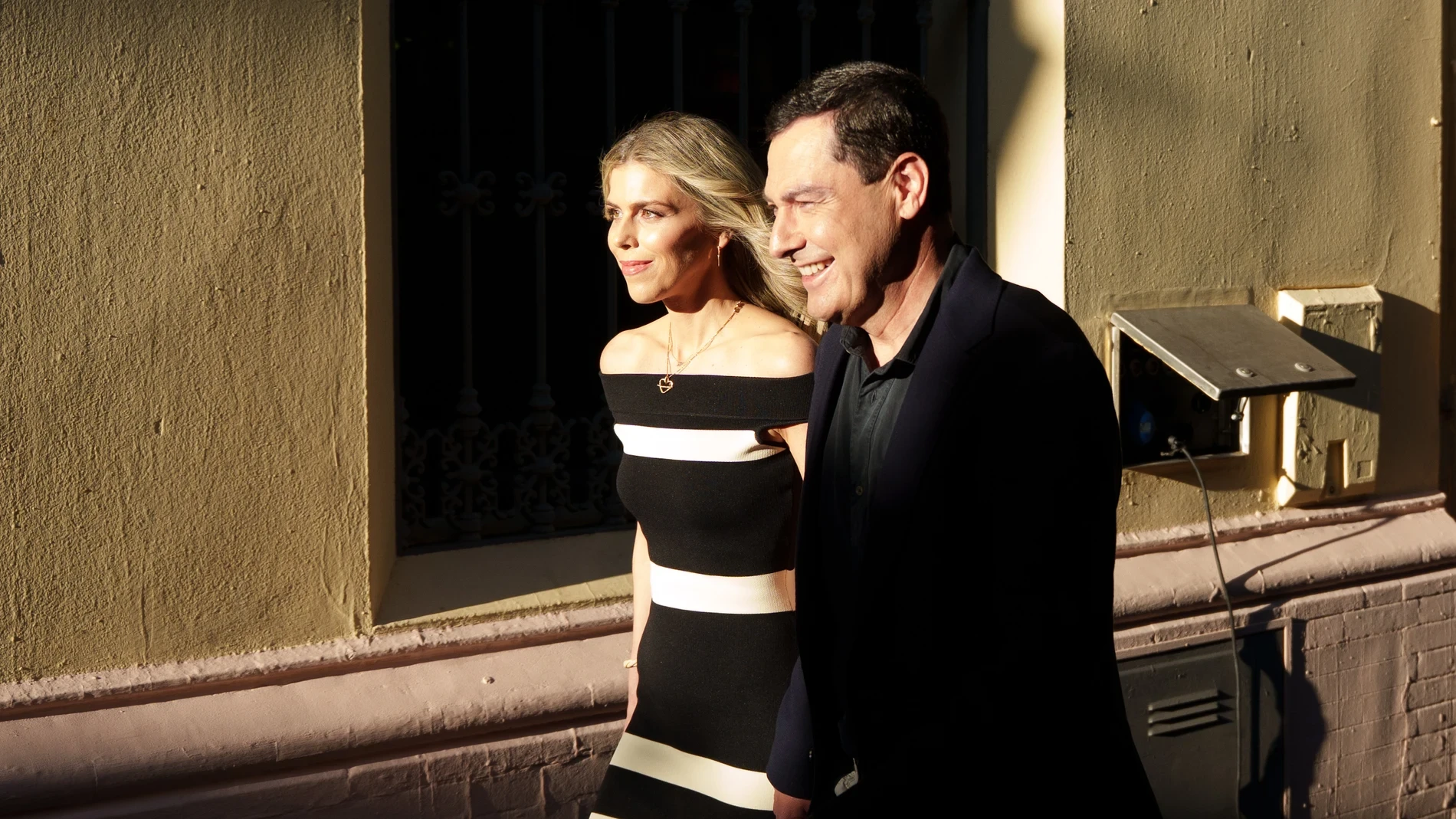 Manuela Villena celebra la victoria de Juanma Moreno fiel a su estilo más sofisticado: vestido de firma española y escote bardot
