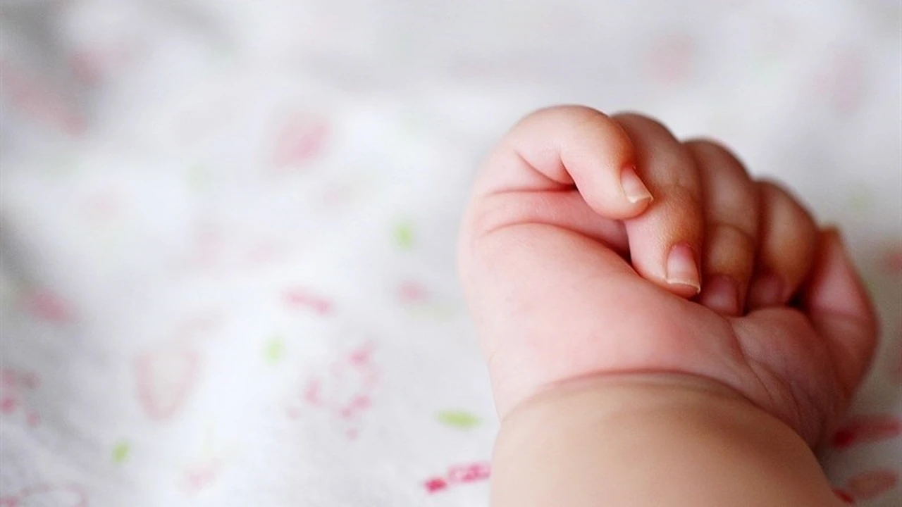 Un bebé recién nacido muere después de que su hermana de cinco años lo tirase de una cuarta planta en Rusia