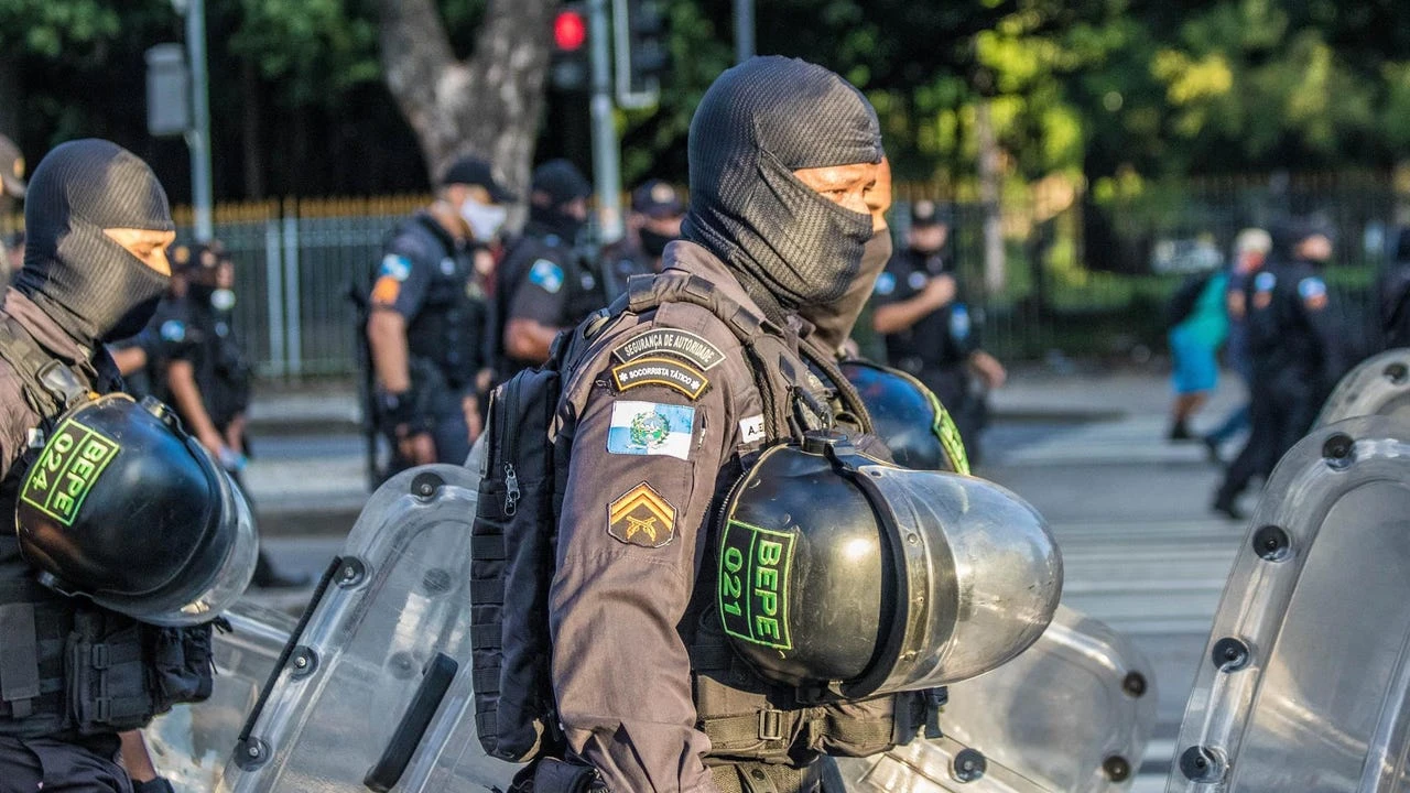 Salen a la luz imágenes de la policía de élite brasileña robando durante un operativo: 