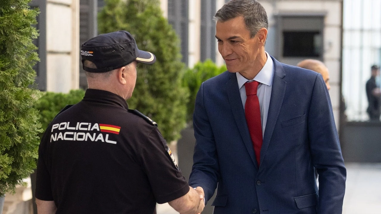 Pedro Sánchez felicita a la Policía Nacional por ser el 