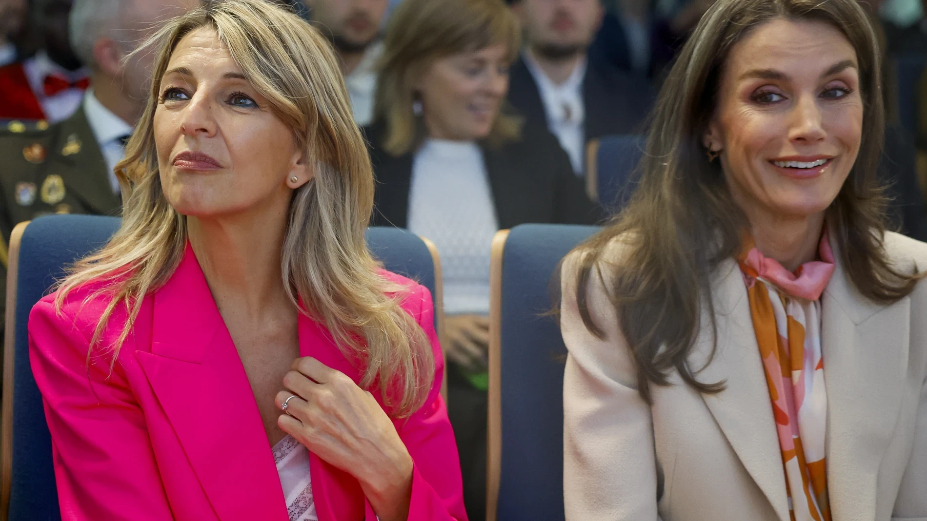 La Reina Letizia y Yolanda Díaz coinciden en Madrid: dos formas opuestas de llevar el traje sastre esta primavera