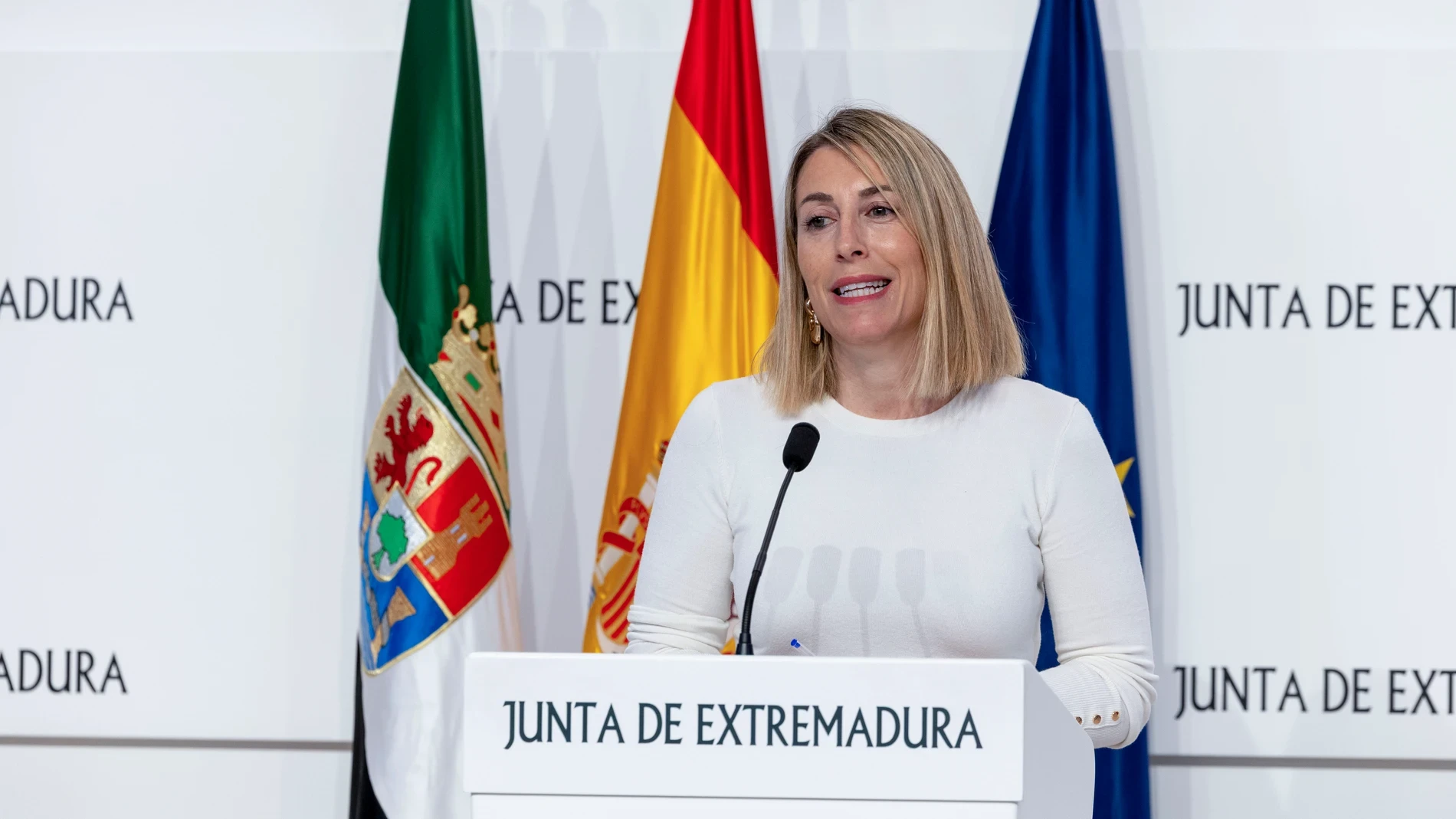 Pp y Vox pactan. Sánchez pacta en “Defensa de la Democracia”