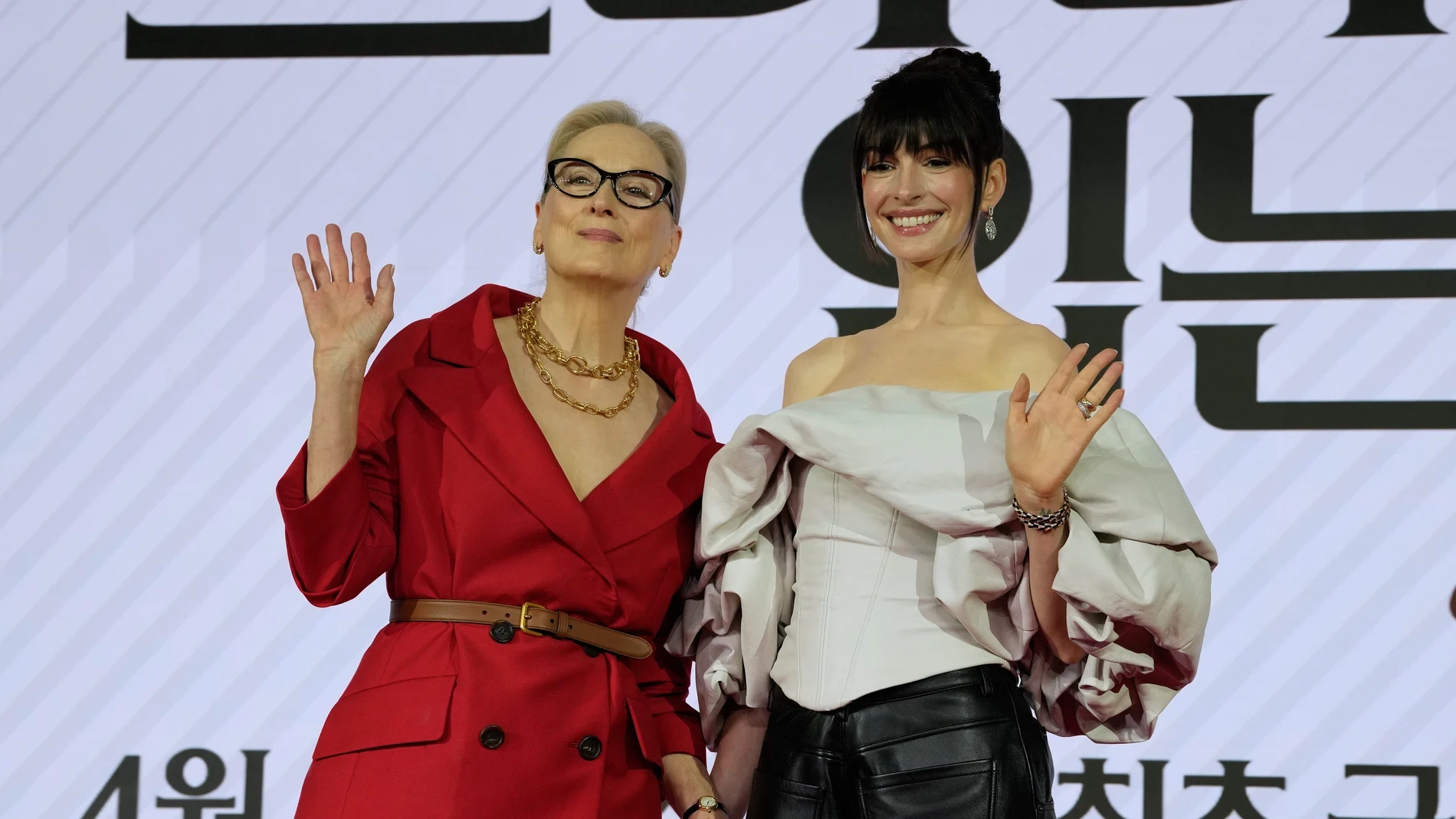 Anne Hathaway y Meryl Streep conquistan Seúl: del top escultórico al traje rojo que confirma el duelo de estilo de la gira
