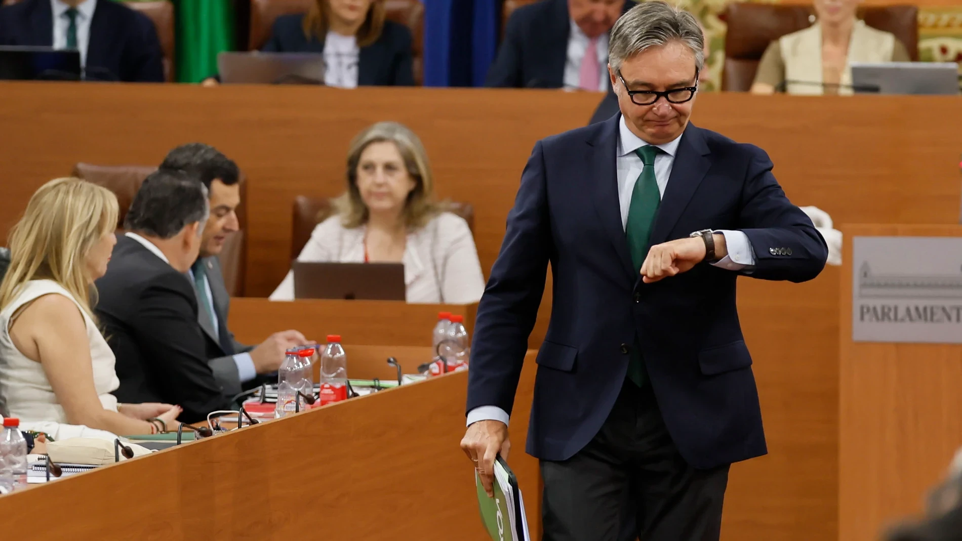 «Límite: 48 horas»: el «lío» que temía Moreno llega al Parlamento