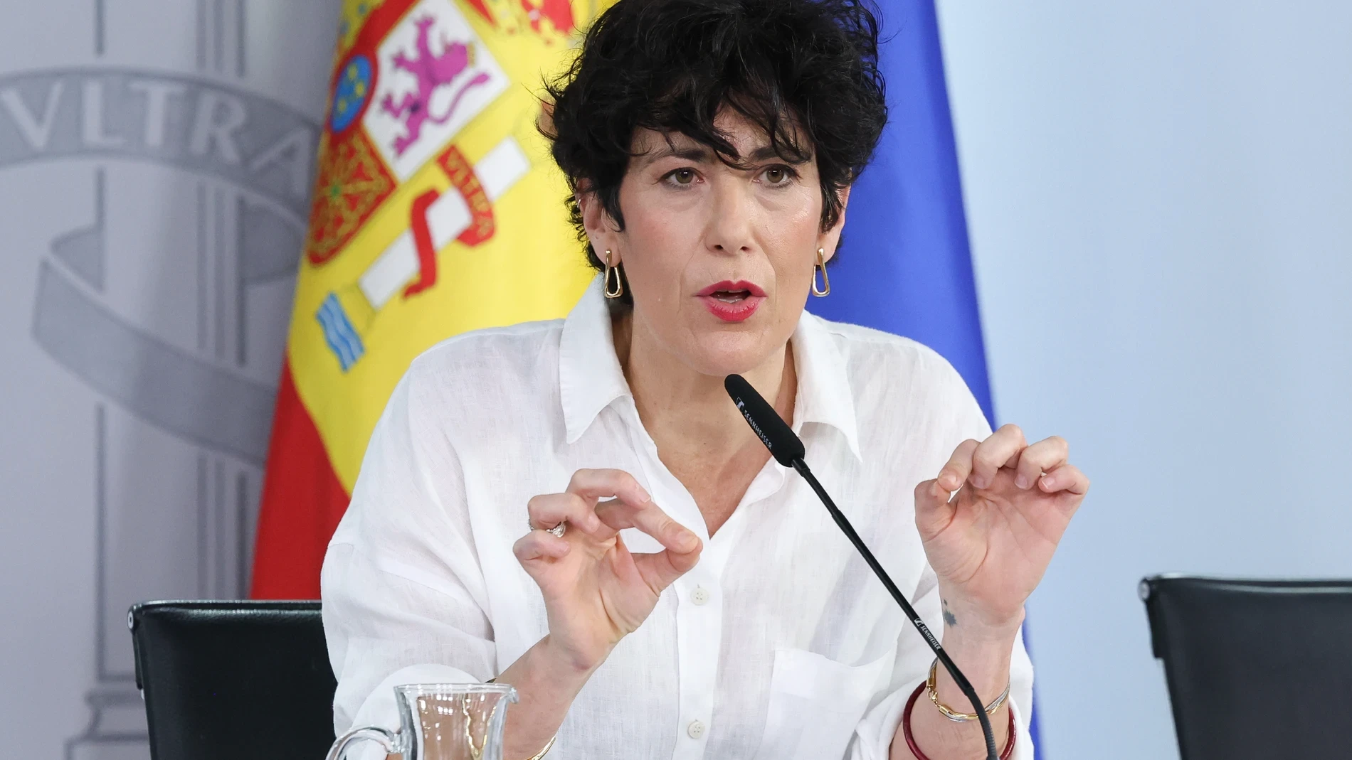 El PP critica la desaparición de Mónica García mientras se aprueba el 