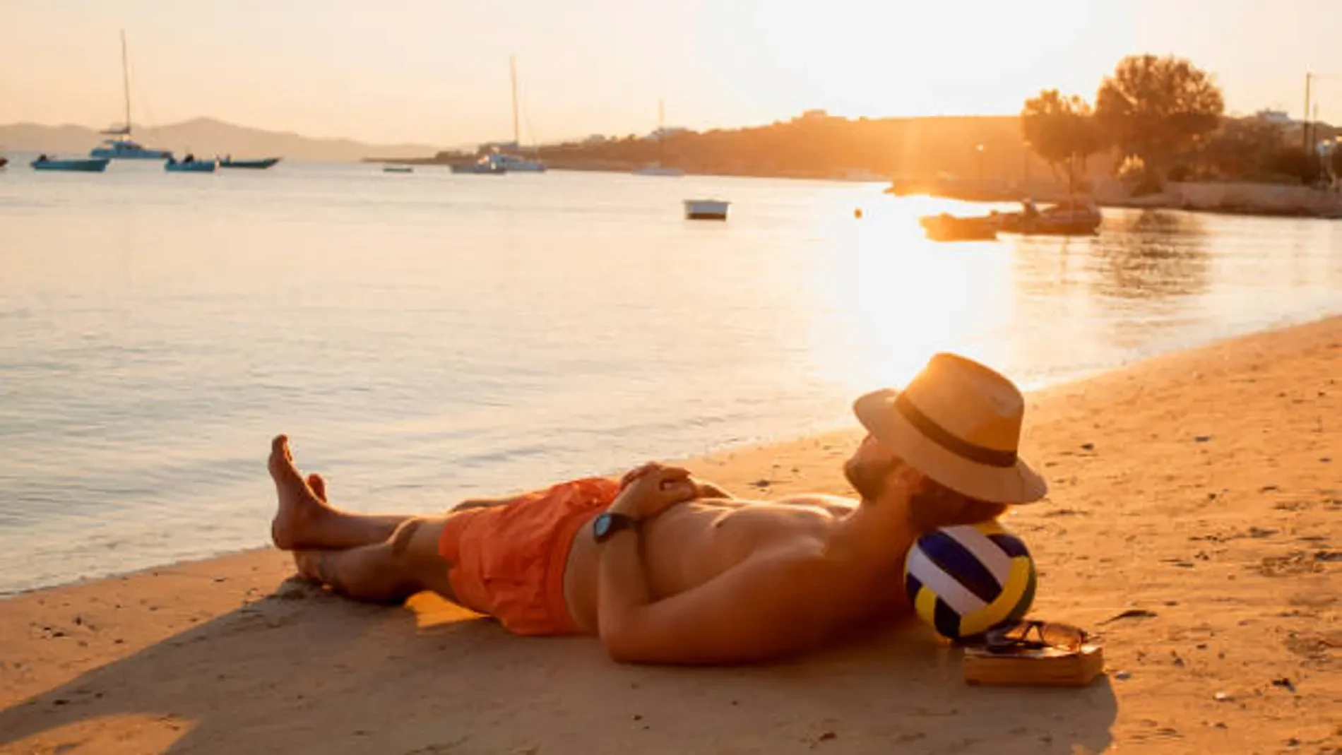 La Ley de Costas lo deja claro: dormir en la playa puede acarrear multas muy caras