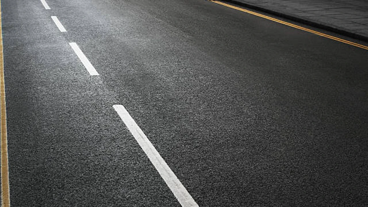 Muchos conductores no lo saben: cuál es la verdadera diferencia entre una línea blanca continua y una discontinua en la ruta