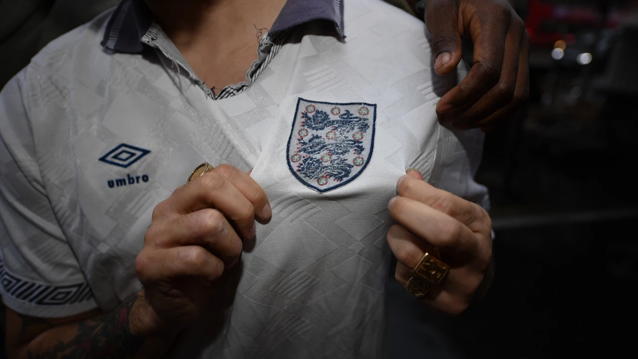 Un exdelantero de la selección inglesa baja hasta sexta división y sus aficionados saltan: 