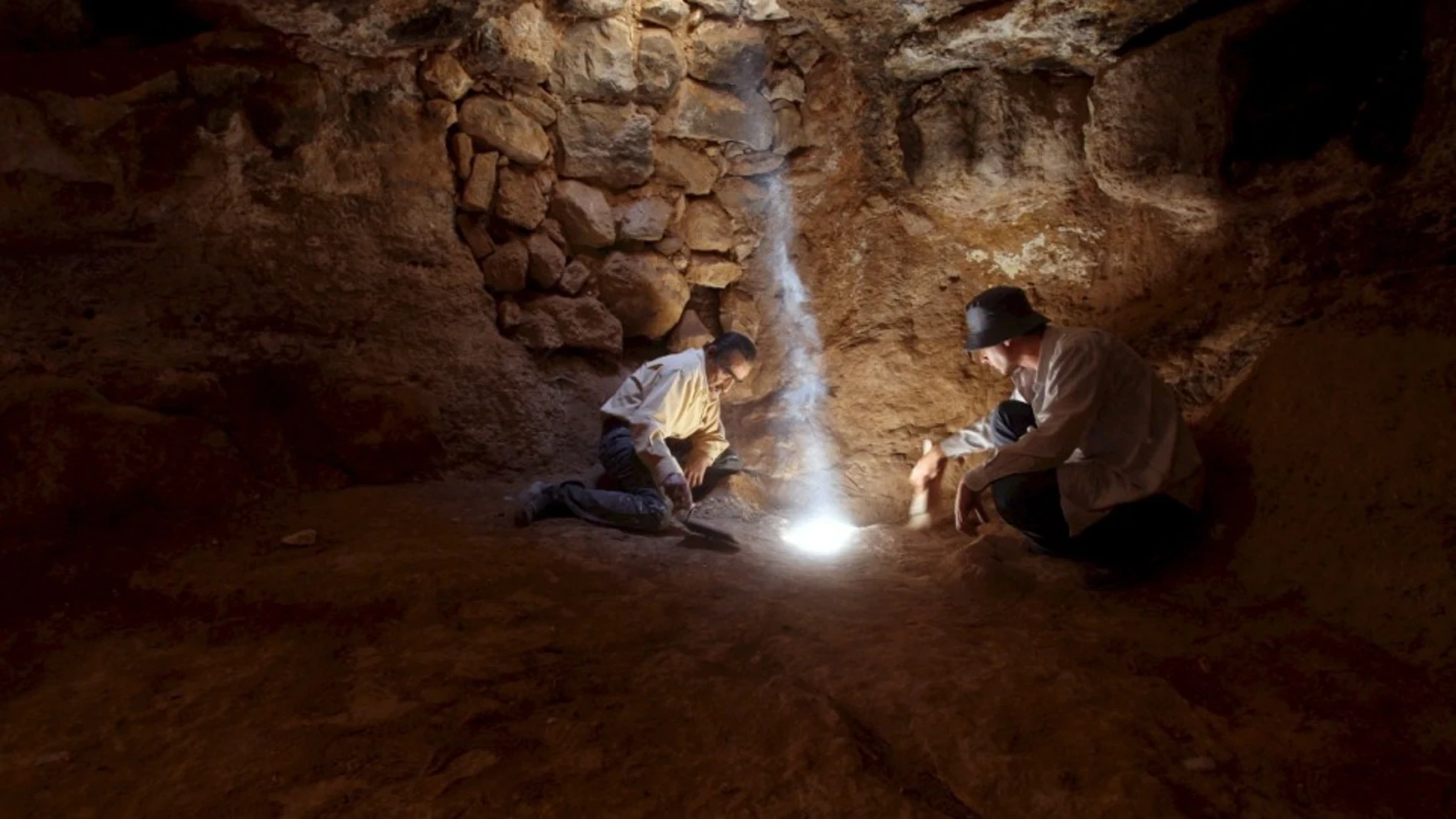 Hallan dientes de neandertal de 100.000 años en Polonia que revelan una red genética perdida en Europa