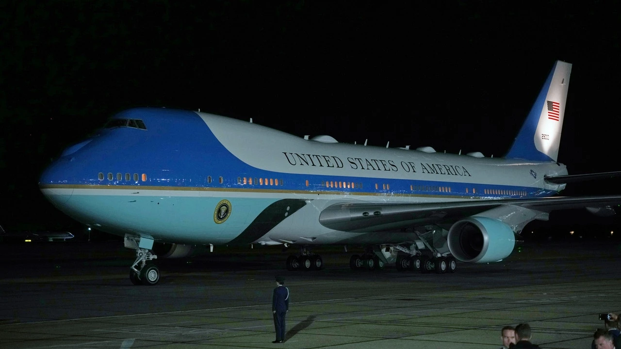 Un controlador pierde la paciencia con un piloto por aproximarse al Air Force One de Trump: 