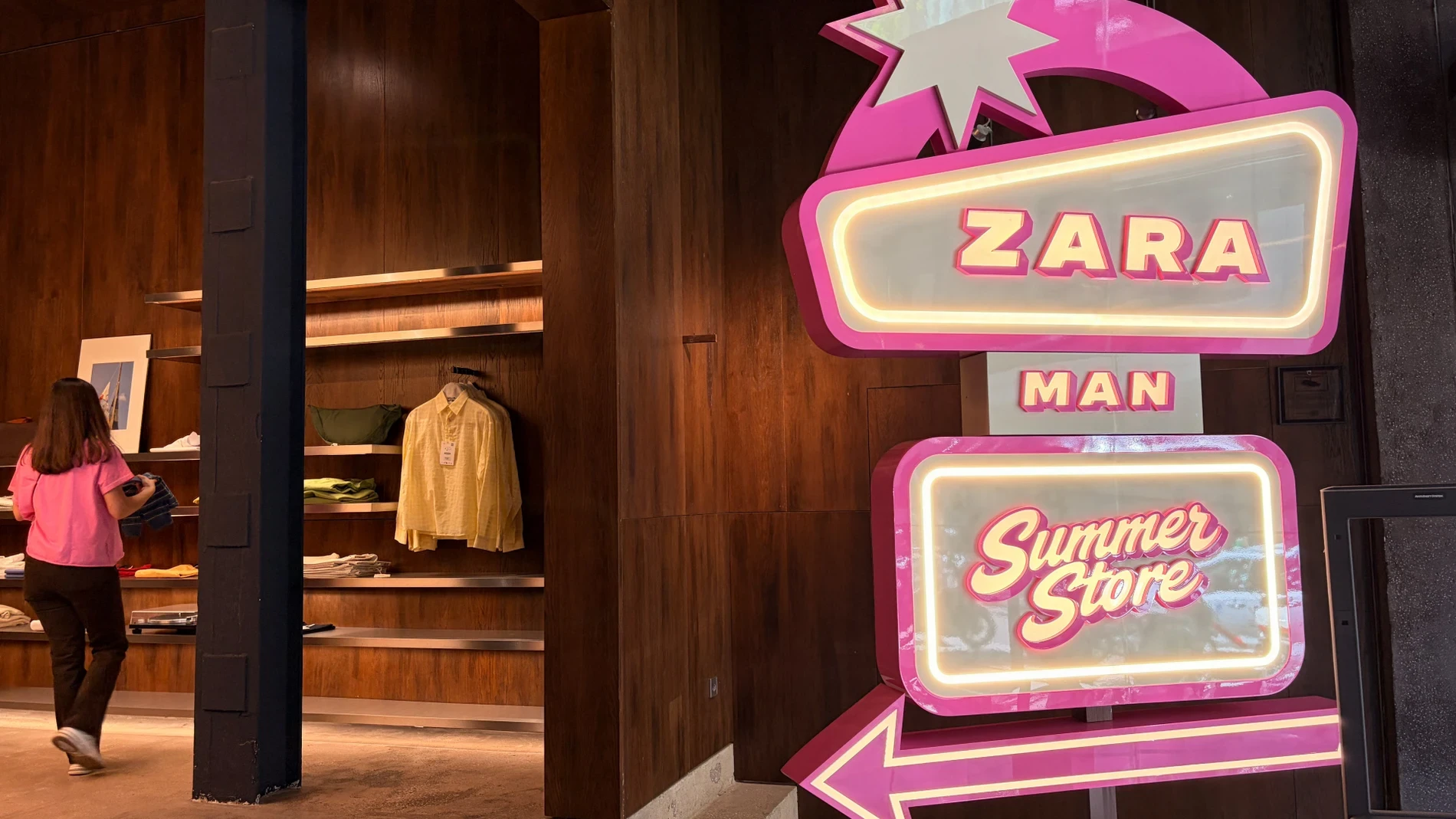 Así se ha vivido el lanzamiento de la colección de Bad Bunny x Zara desde dentro: 