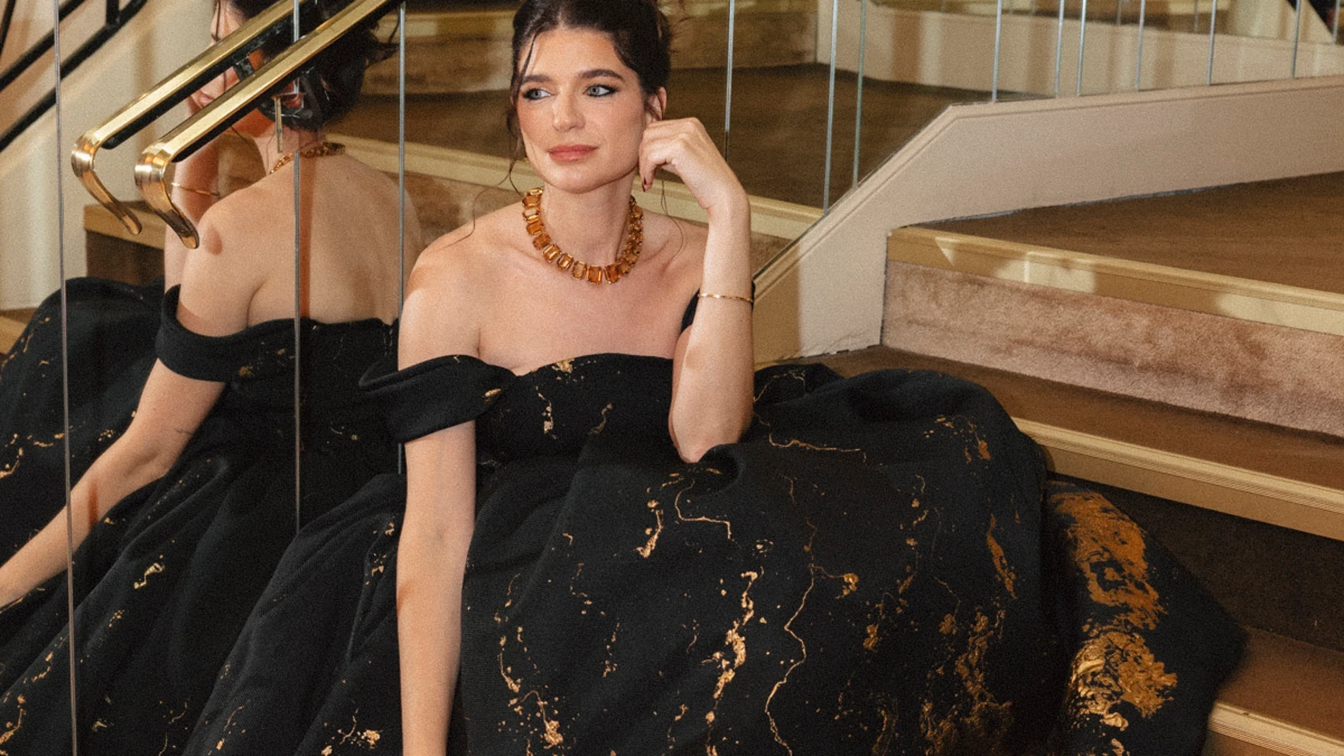 Bonbonreich conquista Cannes con un vestido de alta costura española: negro, dorado y una silueta de princesa moderna