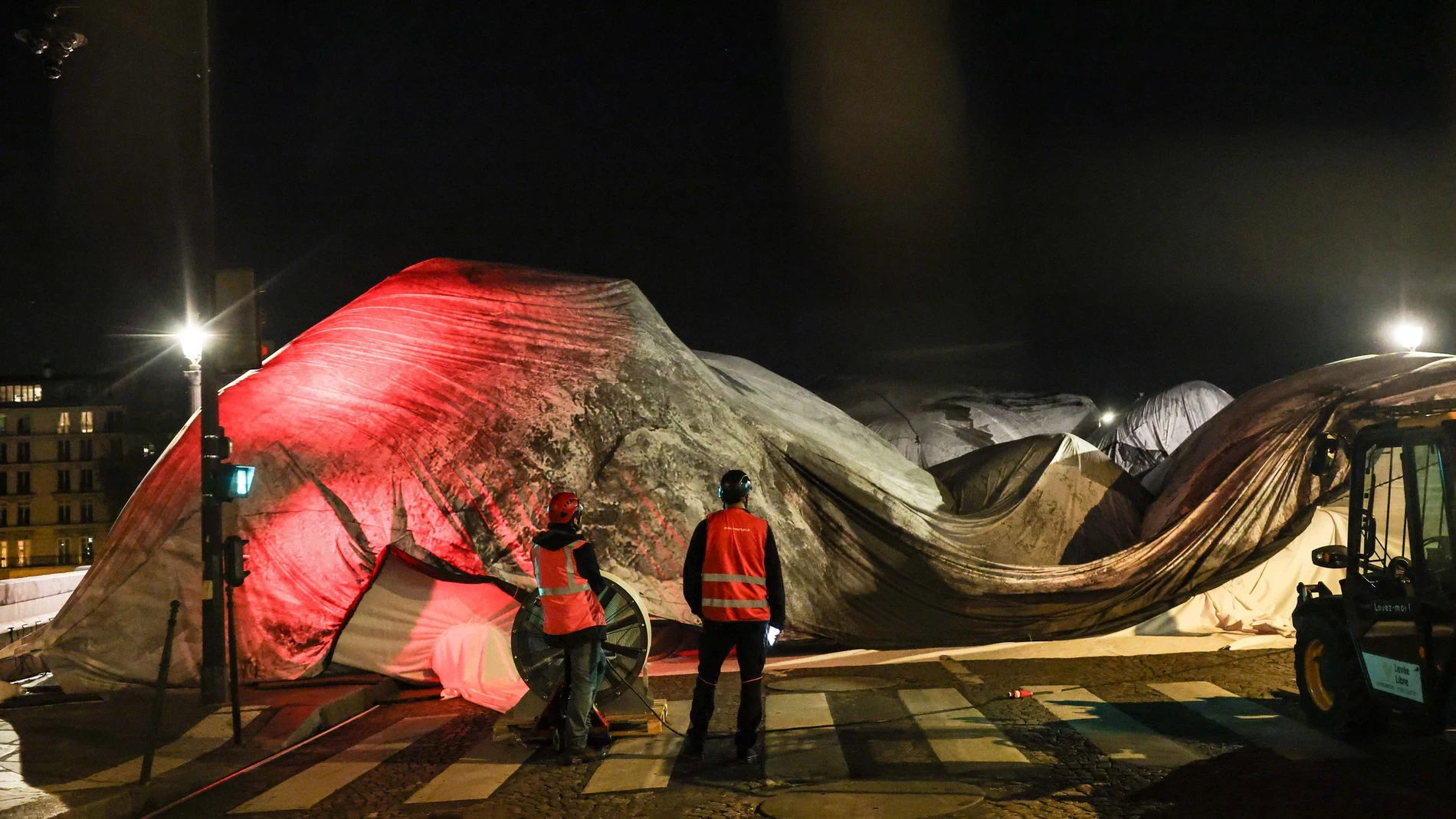 El artista JR transforma el Pont Neuf de París en una gran caverna de 120 metros