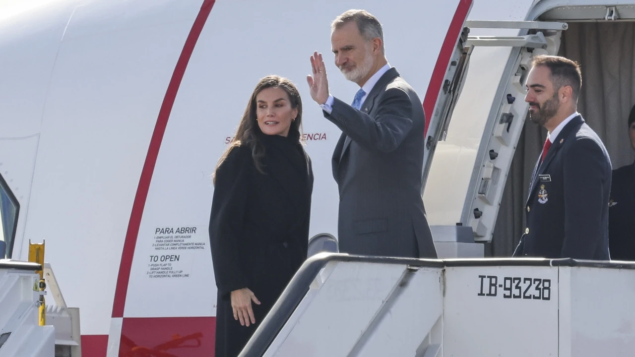 La Reina Letizia apuesta por el negro como compañero de viaje estilístico en su primer viaje a China