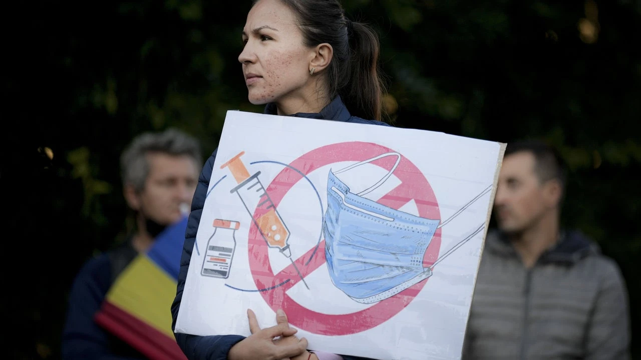 Conspiranoicos, terraplanistas y otros iluminados: así es la plaga del siglo XXI