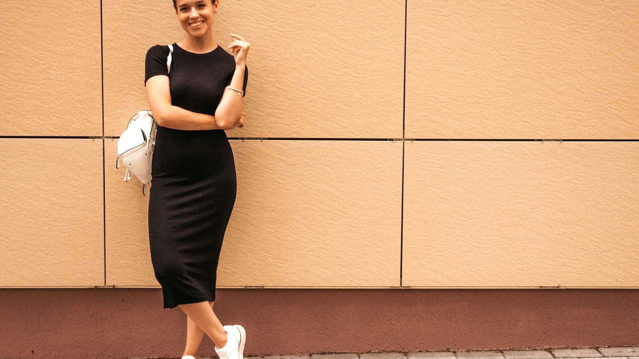Estas 5 faldas lápiz son perfectas para llevar con zapatillas