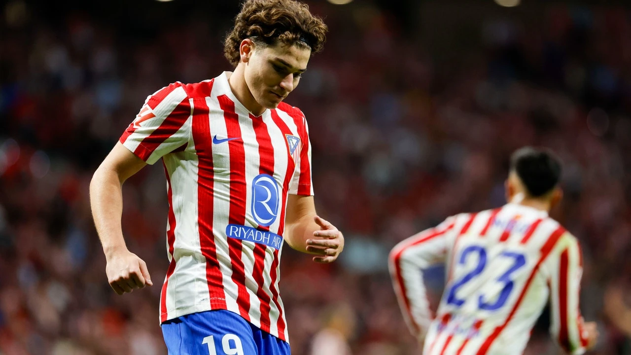 El Atlético reacciona al interés del Barcelona por Julián Álvarez interesándose por dos de sus futbolistas
