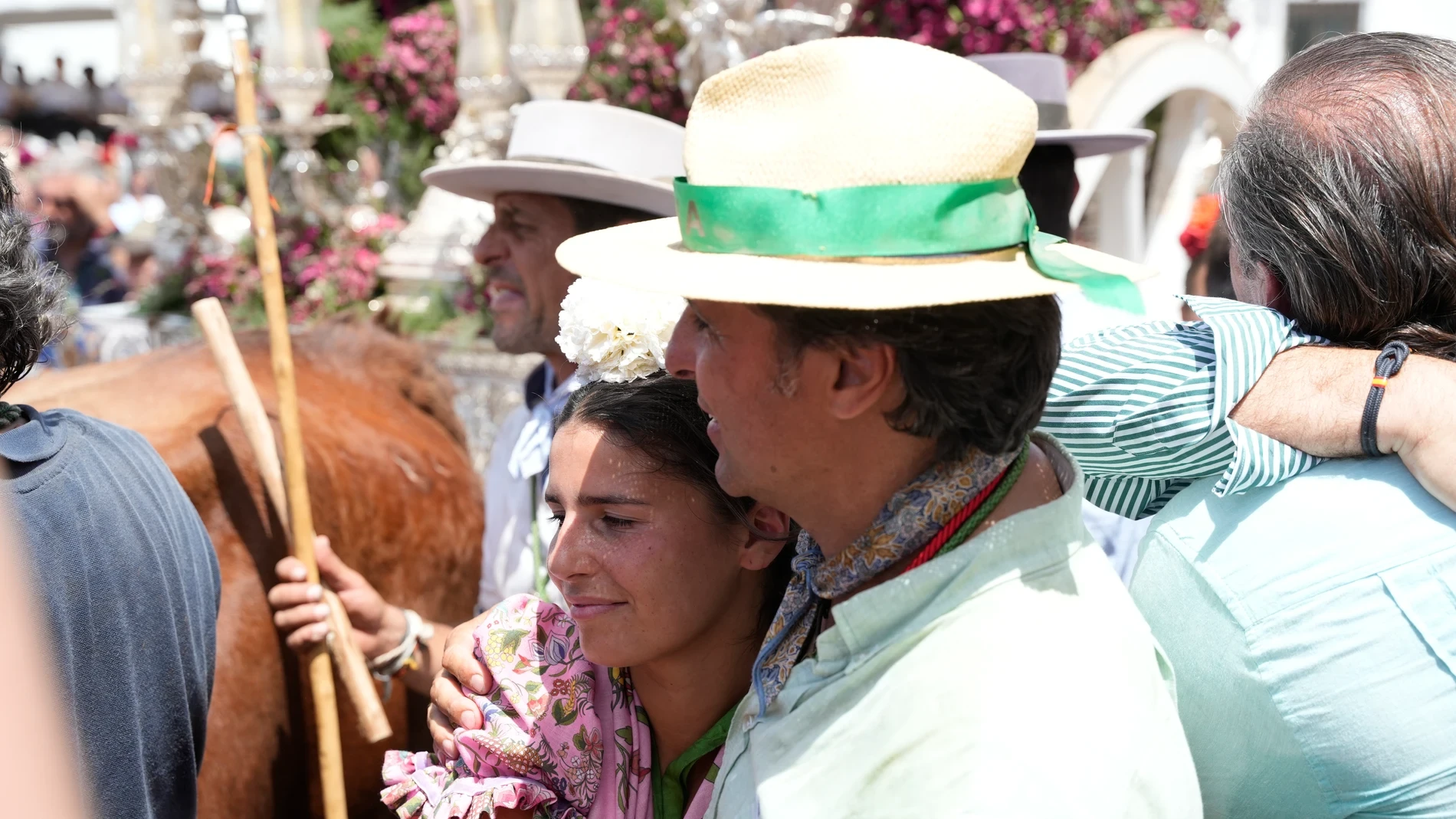 Tana Rivera emociona en El Rocío con el look rociero más bonito y tradicional: estampado floral, flores en el pelo y un emotivo abrazo junto a Fran Rivera