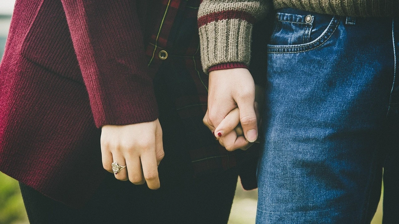 Dormir separados para estar más unidos: por qué los expertos recomiendan el 'divorcio de sueño'