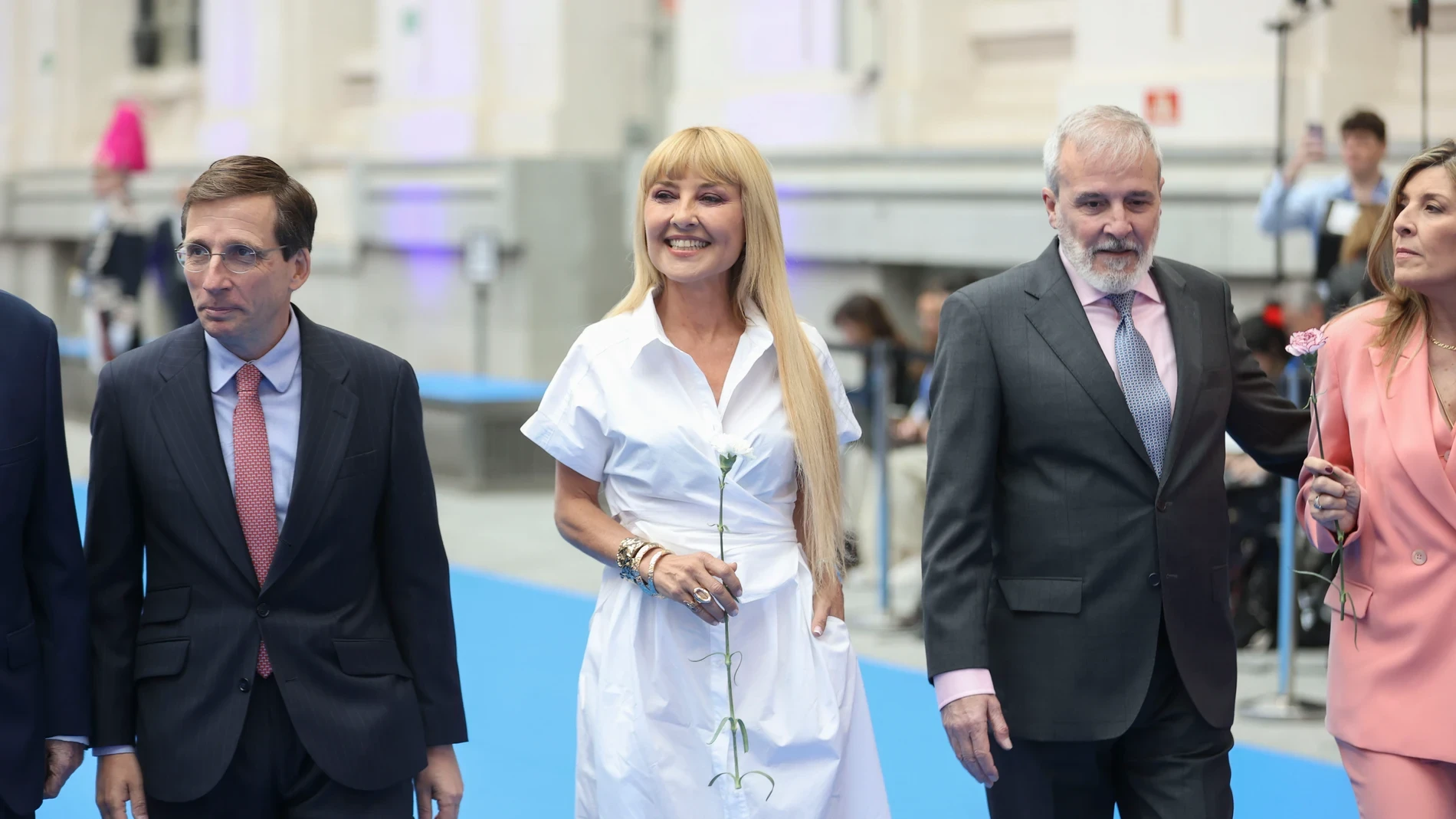Cayetana Guillén Cuervo convierte el vestido camisero blanco en el look más elegante de San Isidro: así ha sido su emotiva aparición en las Medallas de Madrid
