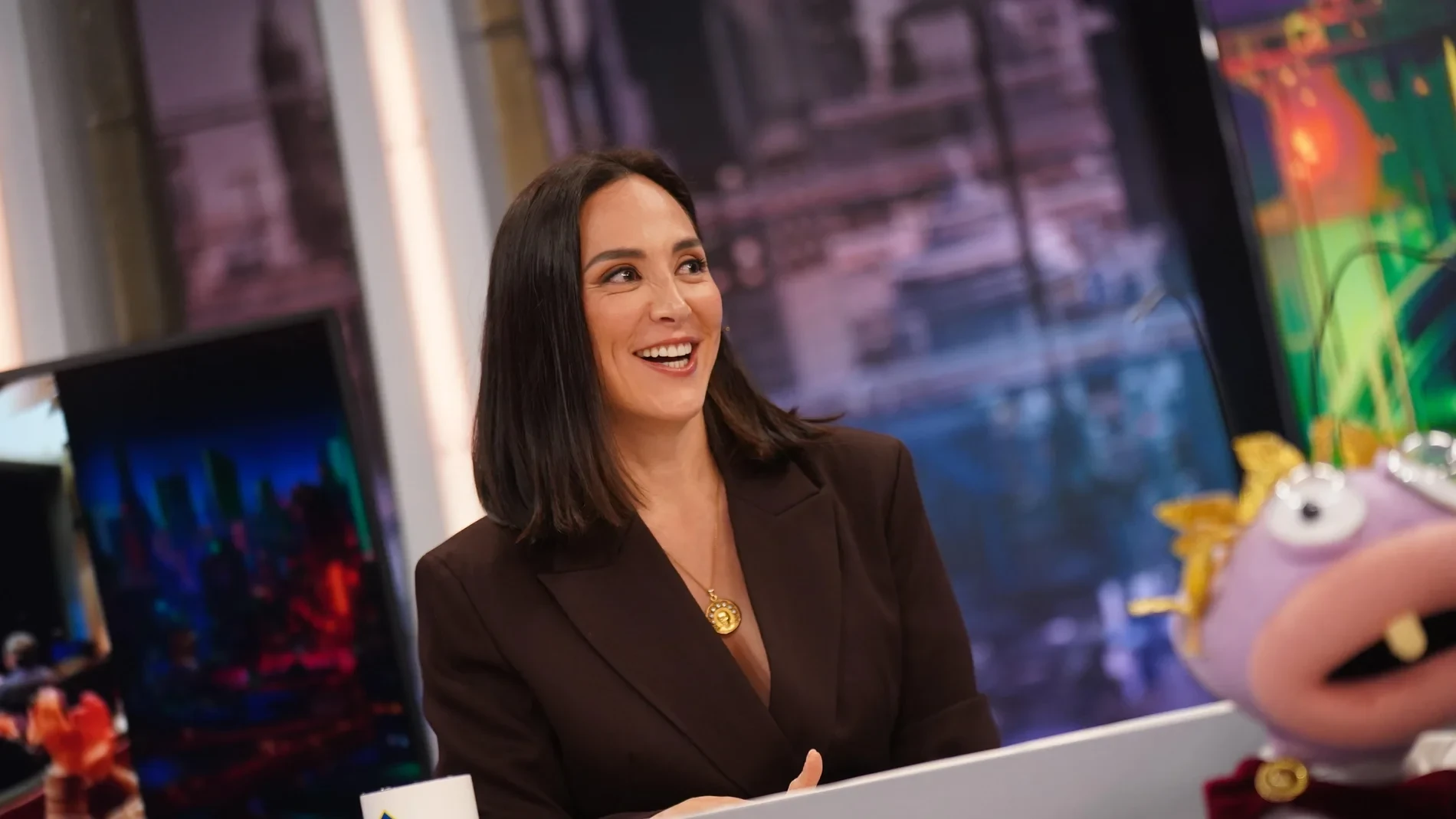 Tamara Falcó confirma que el cinturón sobre la blazer es el truco de estilo que más estiliza a las mujeres +40