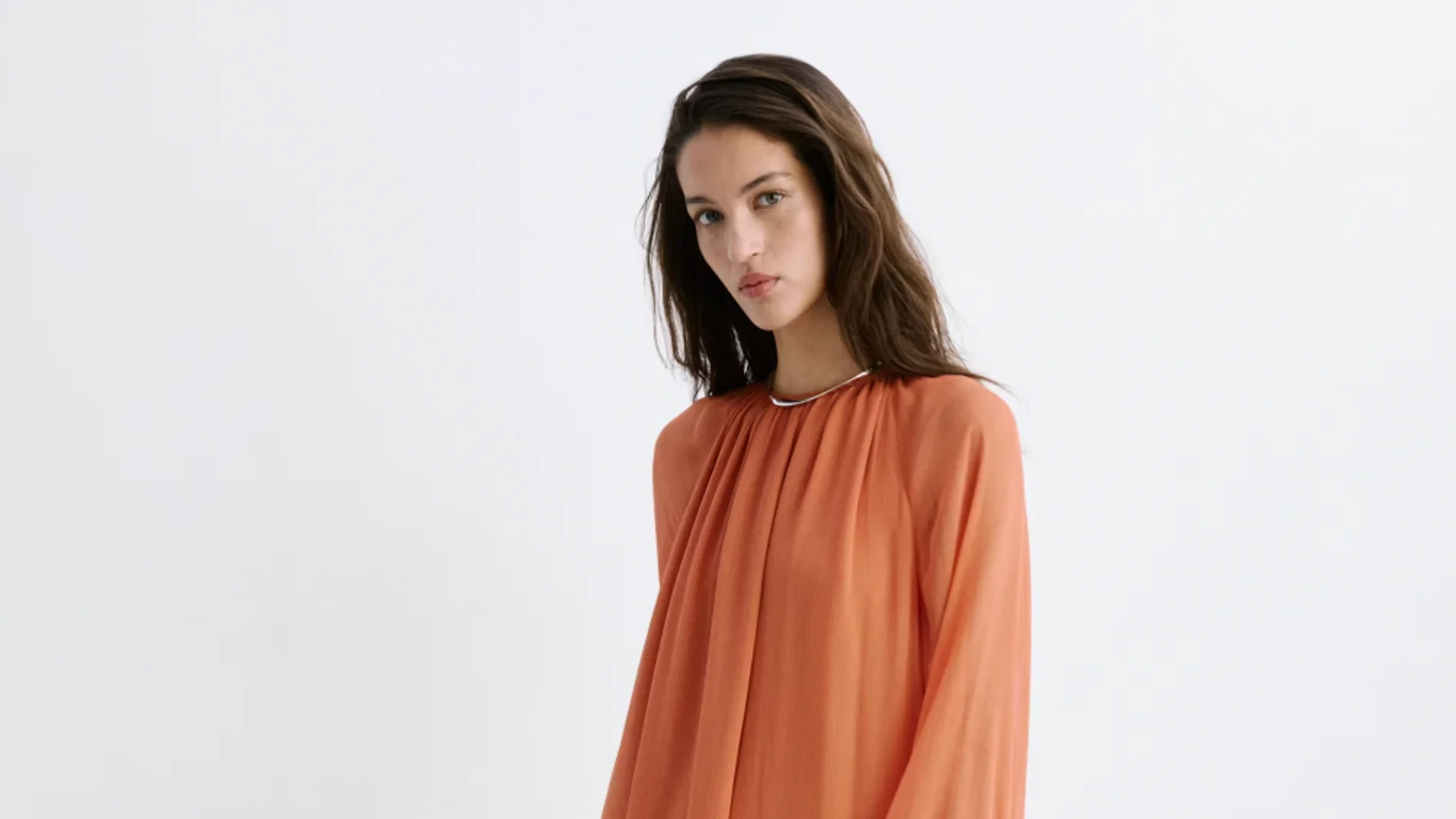 Para las invitadas que no quieren vestidos ajustados: 6 opciones cómodas e igual de elegantes