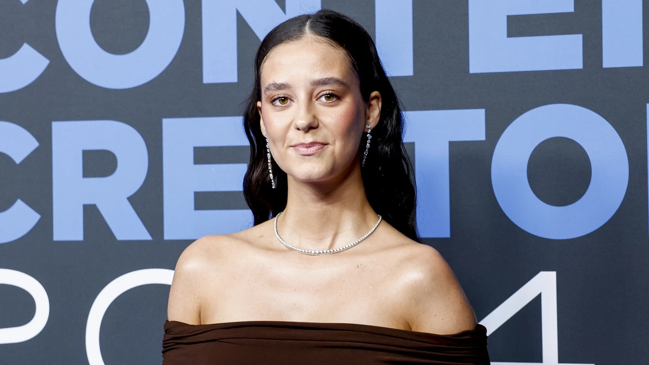 Victoria Federica y el combo camiseta negra + falda 'animal print' que vas a copiar en tu próxima cena de amigas