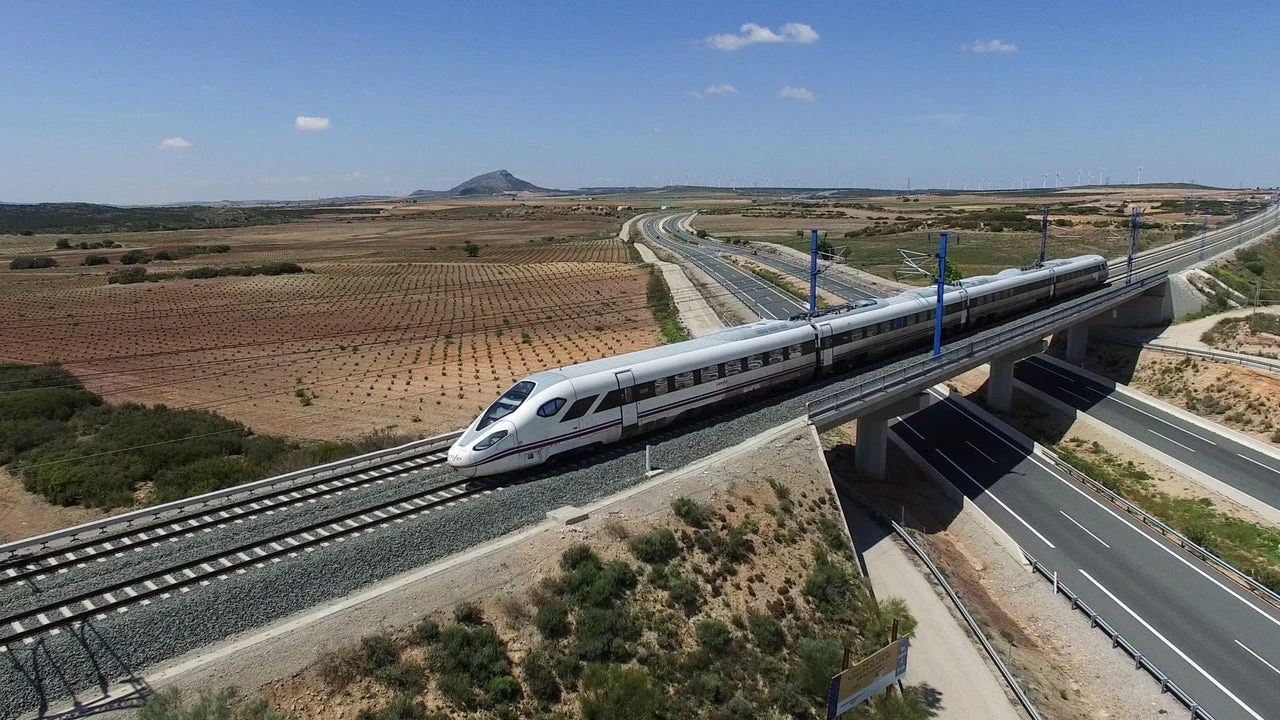 CAF tiene un tren para competir con Talgo en la alta velocidad a Galicia, pero las operadoras lo miran con recelo