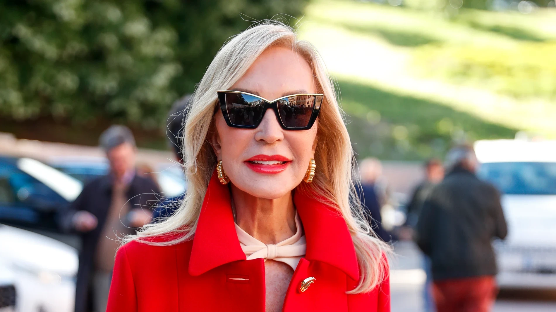 Del abrigo rojo de Gucci a los salones bicolor: el impecable look de Carmen Lomana en San Isidro