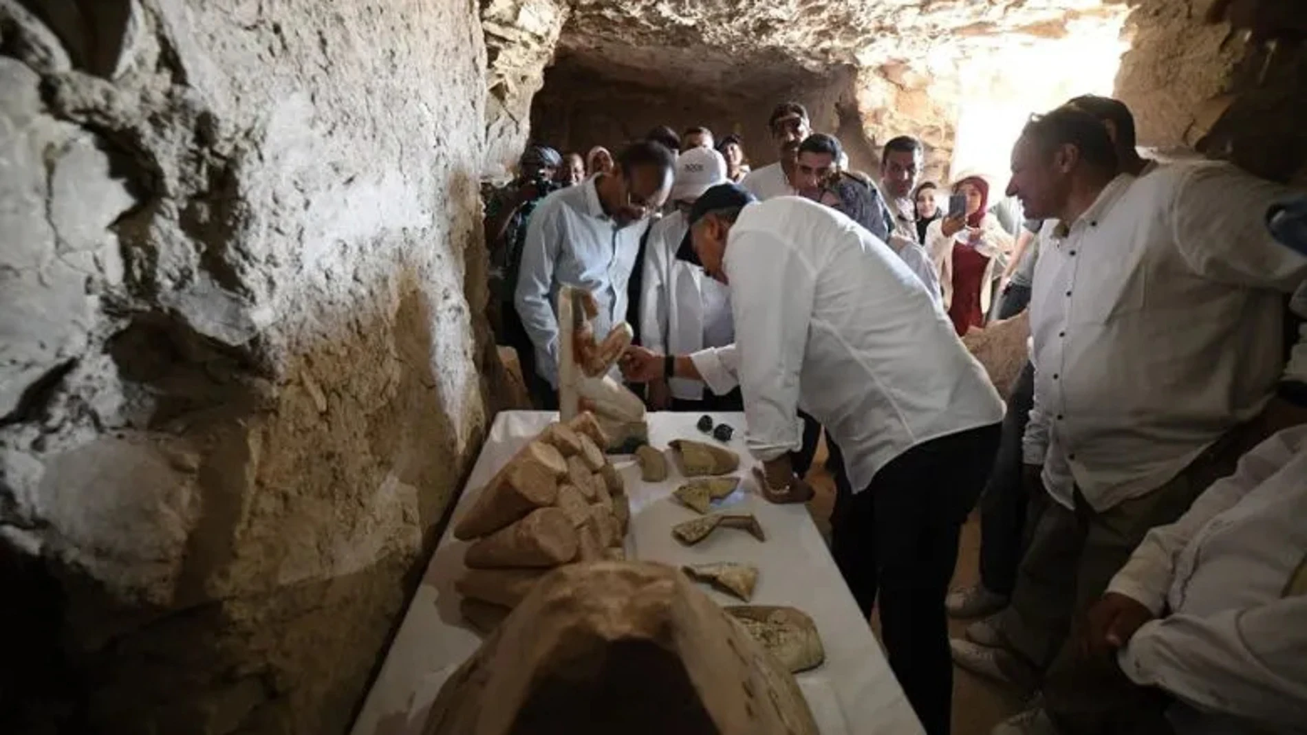 El nuevo hallazgo de Egipto: ataúdes de hace 3.500 años y decenas de gatos momificados