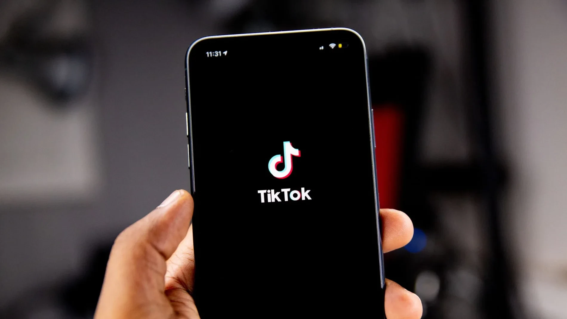 Así operaba una red de prostitución de menores en TikTok destapada en Francia: las vendedoras de rosas