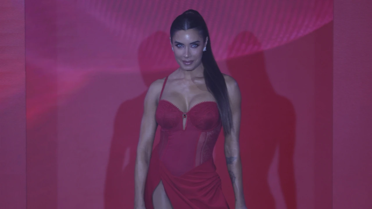 Pilar Rubio incendia Madrid desfilando en lencería roja con su look más sexy ( y poderoso) a sus 47 años