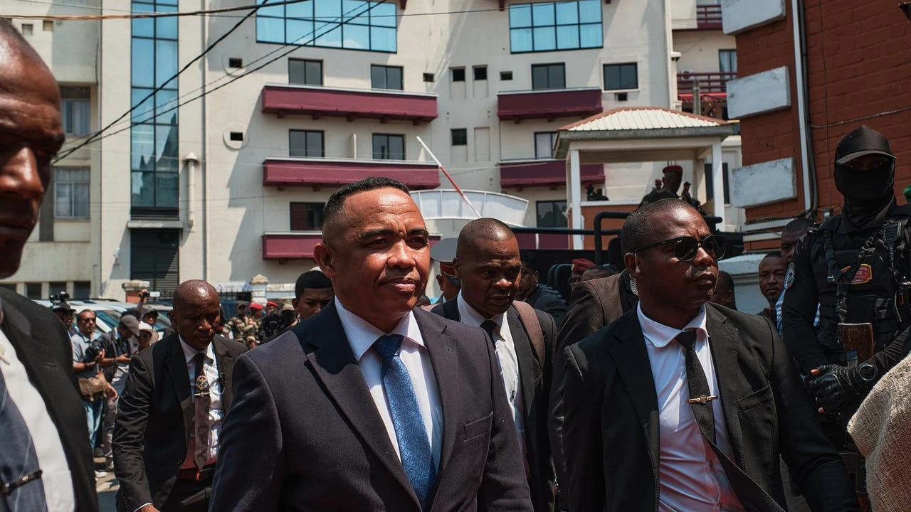 El coronel Randrianirina jura como presidente de Madagascar y se compromete a 
