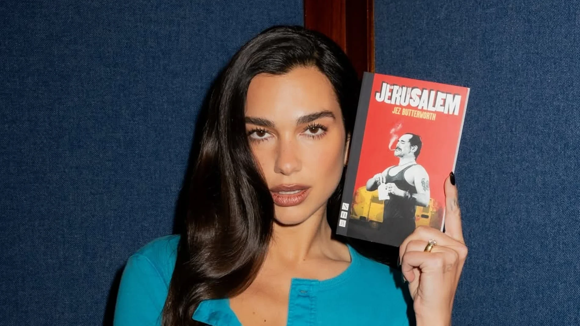 Dua Lipa y la lectura como fenómeno pop