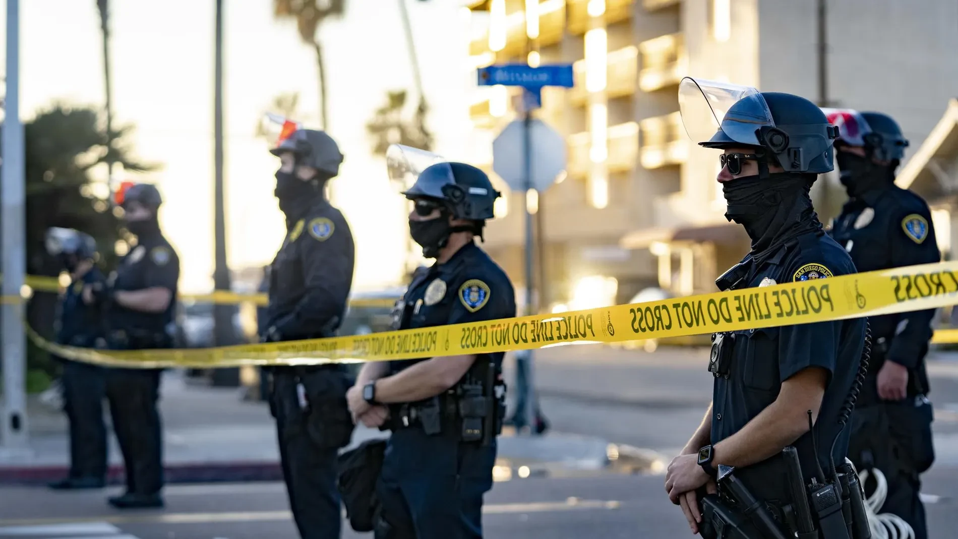 Un hombre atrincherado con rehenes en un banco en California bajo amenaza de bomba es abatido a tiros por el FBI