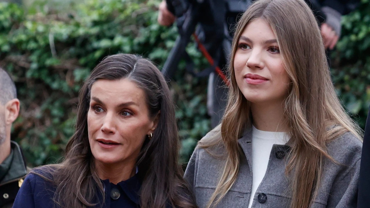 La Infanta Sofía vuelve a su aire más juvenil con los vaqueros anchos más modernos en su visita al Pueblo Ejemplar 2025